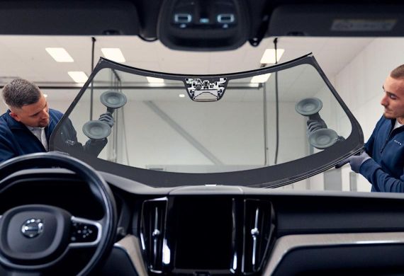 Rozbité čelní sklo vozu Volvo