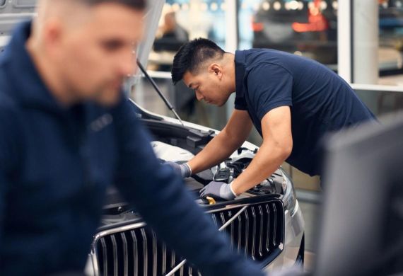 Servisní práce na vozu Volvo
